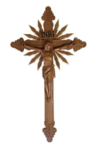 Cristo e cruz entalhados
